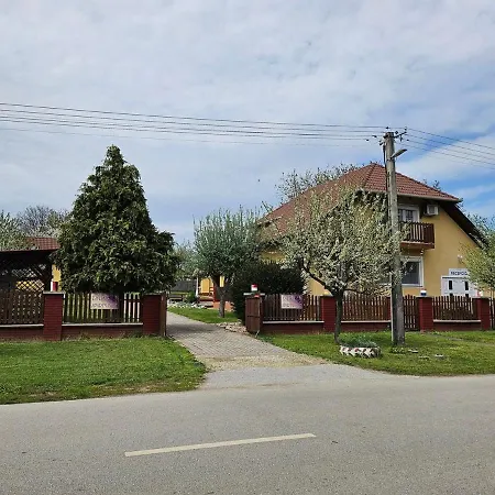 Gazde/Camere de închiriat Estike Tiszafüred