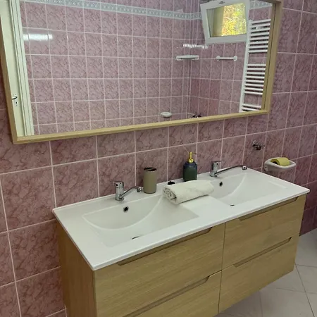 Gazde/Camere de închiriat Estike